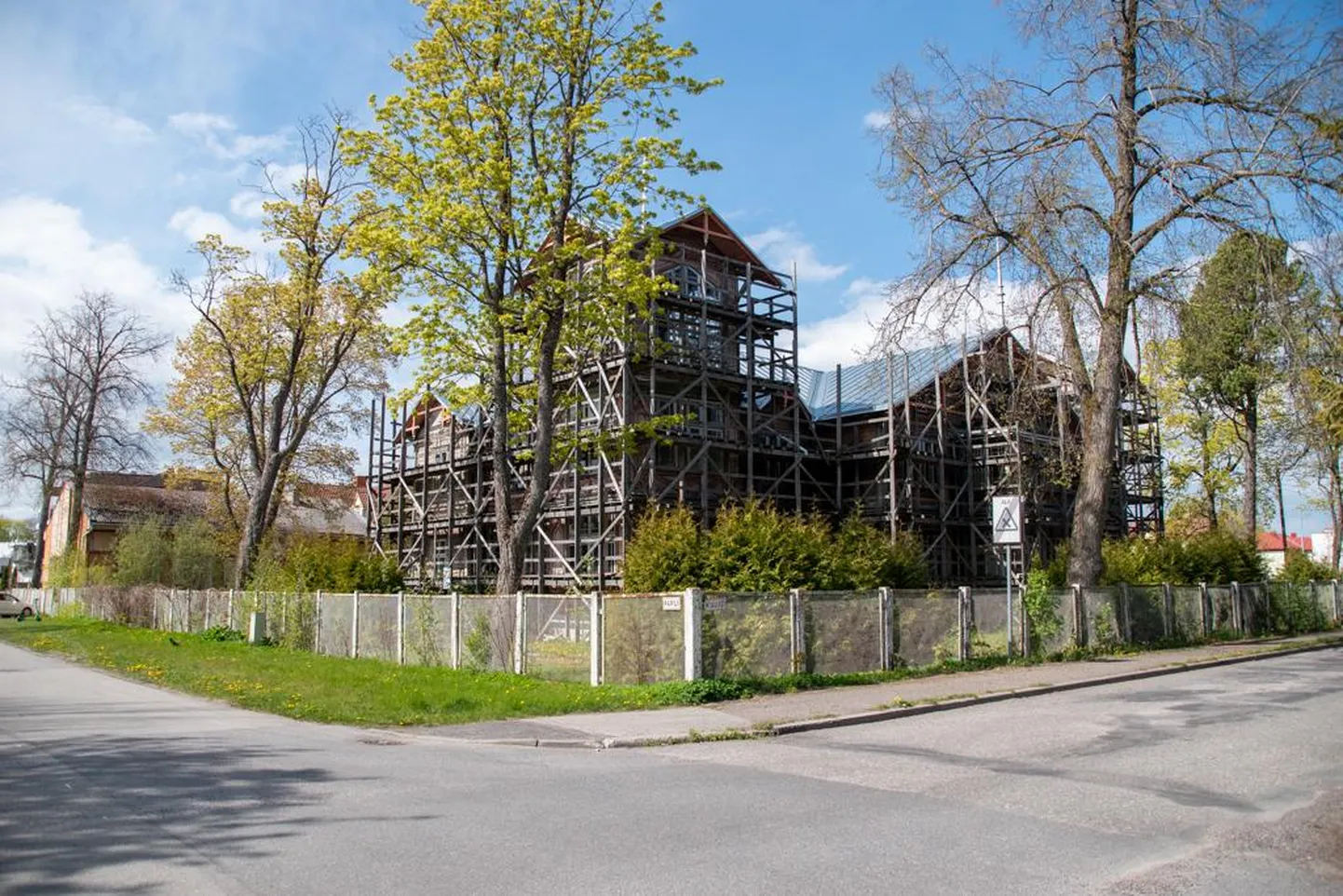 Pärnu Tammsaare pst 11 on üle kümne aasta seisnud tühjana.