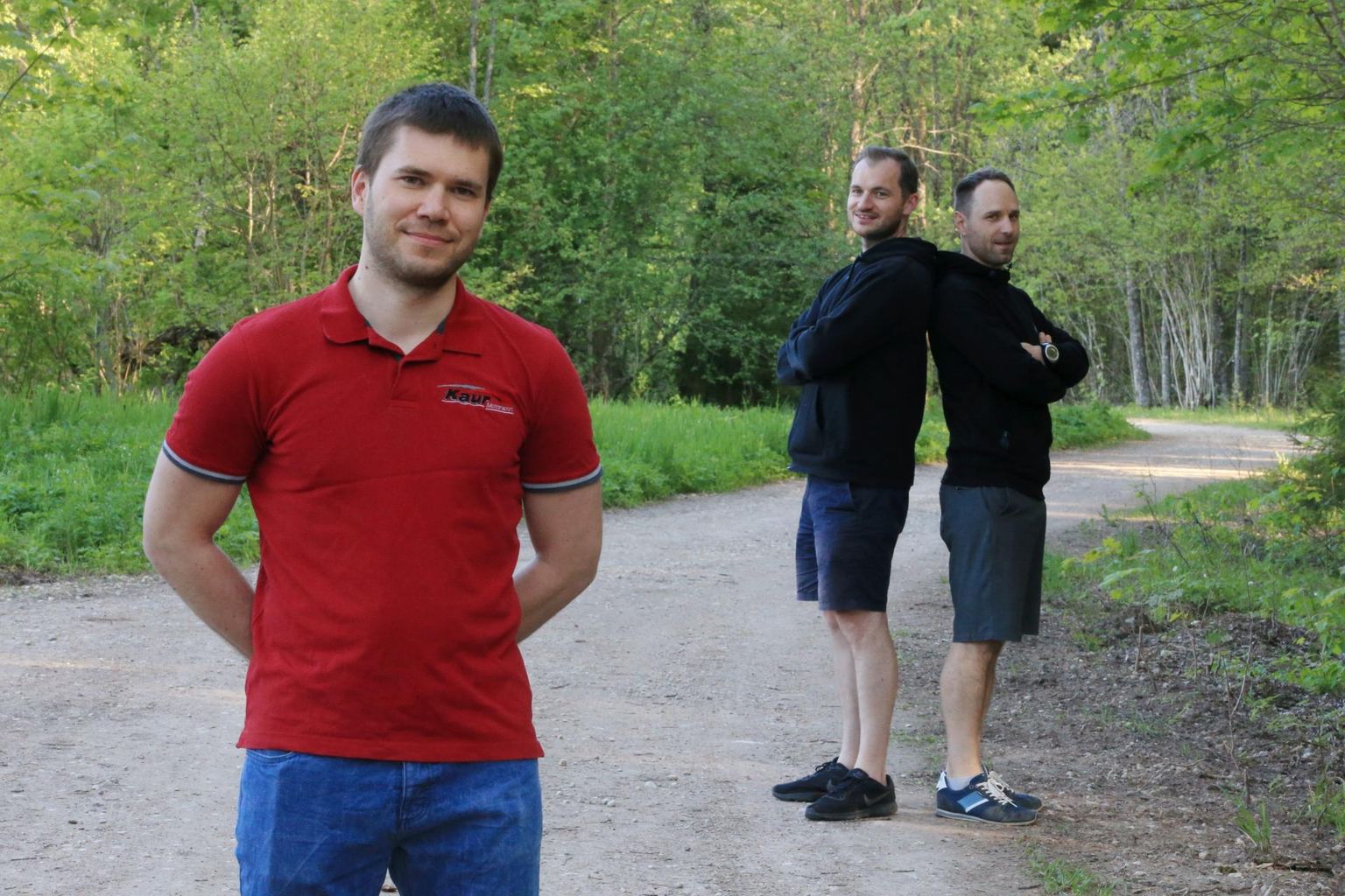 Juhendaja ees, õpilased taga: Egon Kaur aitab Mikolaj Kempat (vasakul) ja Marcin Szejat. Pilt on tehtud mai lõpus, mil mehed olid tulnud paariks päevaks Lõuna-Eestisse oma rallioskusi arendama.