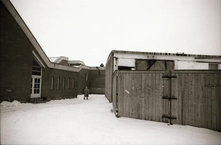 1995: Kuressaare autobussijaama tagahoov.