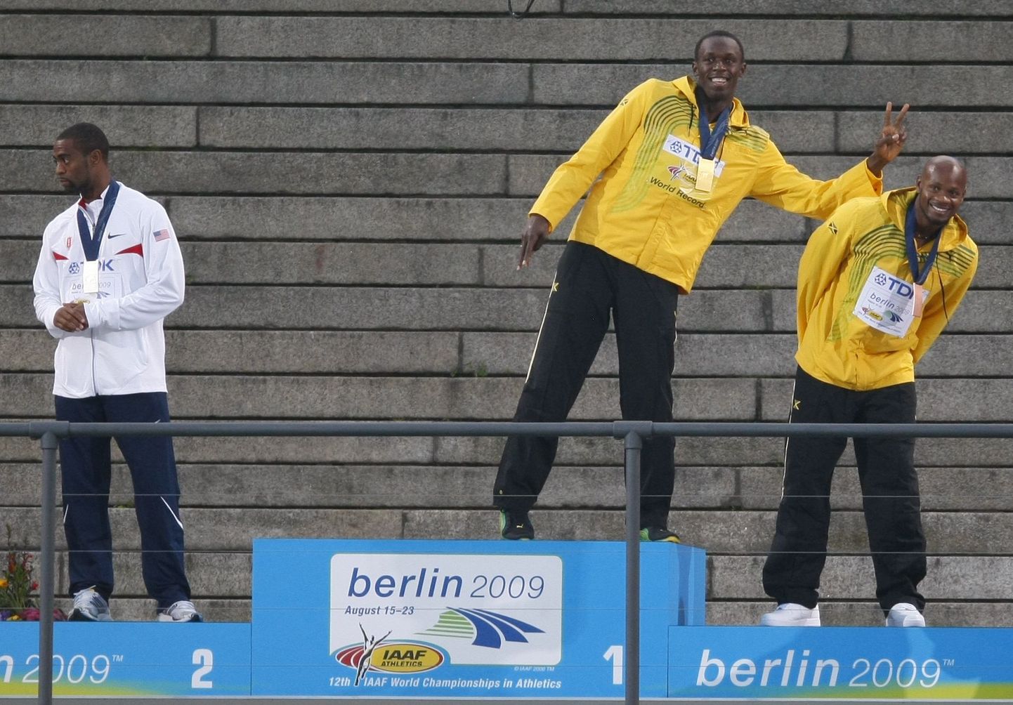Usain Bolt teeb autasustamisel tiimikaaslase Asafa Powelli (paremal) kulul nalja.