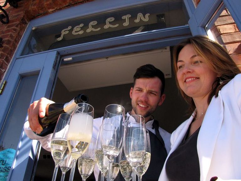 В 2014 году шеф-повар вильяндиского кафе Fellini Марго Палуола (слава) и хозяйка Мерит Берзин радовались, что вошли в число 50 лучших ресторанов Эстонии. Теперь кафе приходится временно закрыть.