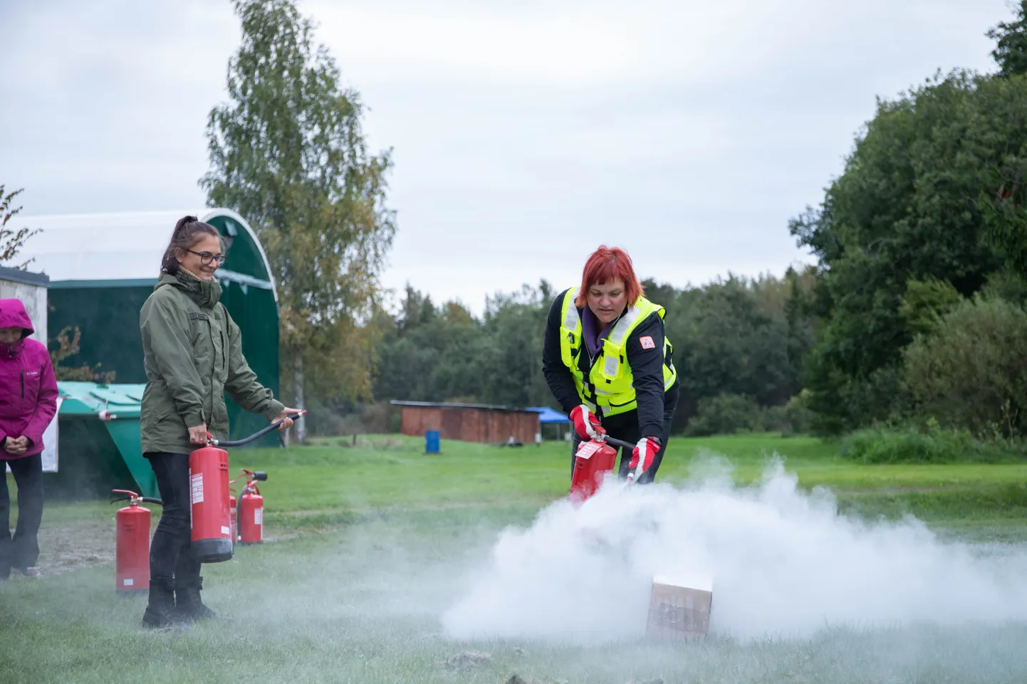 Eelmisel aastal osales laagriliste juhendamisel vabatahtik päästja ja naiskodukaitse Järva ringkonna ohutushoiu tuleohutuse instruktor Reinika Tatter (paremal).