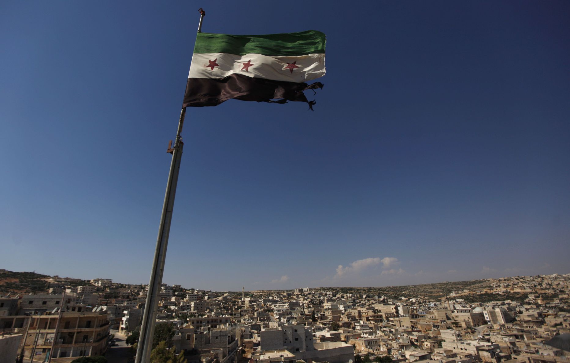 Juuni alguses Süürias Aleppo linnas lehviv Süüria vana lipp, mida kasutab opositsioon.
