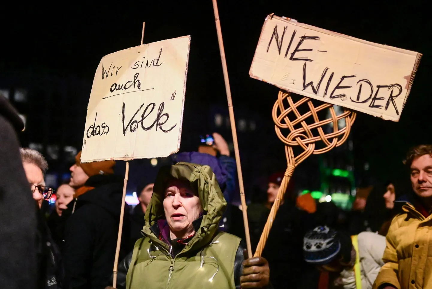 Naine plakatitega «Me oleme ka rahvas» ja «Mitte kunagi enam» teisipäeval Kölnis korraldatud AfD-vastasel protestil.