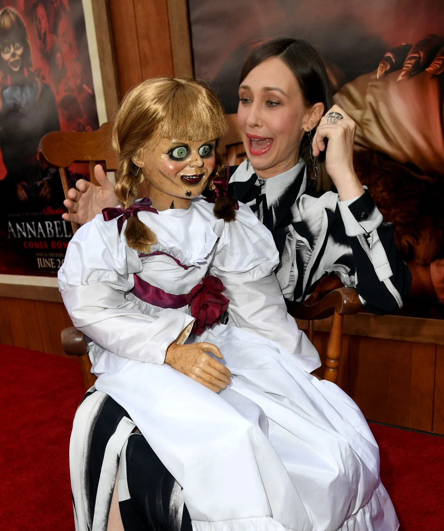 Vera Farmiga ja Annabelle filmi «Annabelle tuleb koju» esilinastusel