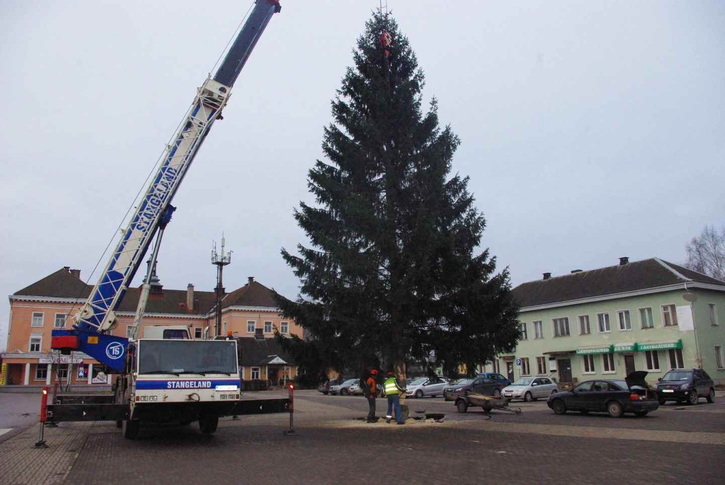 Jõulupuu paigaldamine Otepää keskväljakule 2012. aastal.