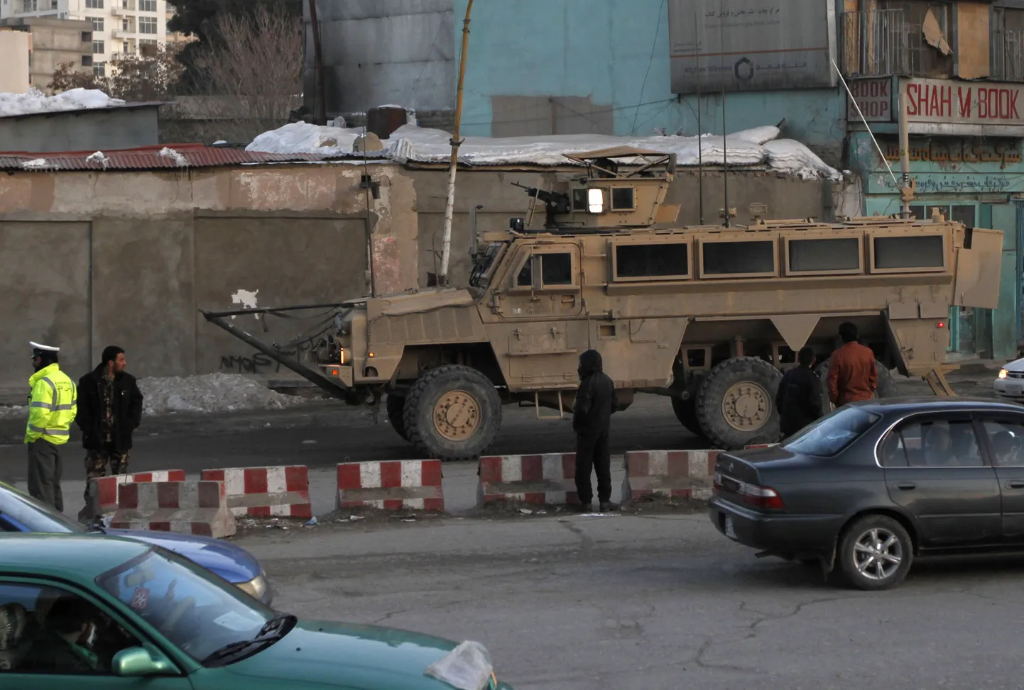 USA sõjaväele kuuluv sõiduk liigub siseministeeriumi hoone suunas Kabulis, kus täna lasti maha kaks ameeriklasest nõunikku.