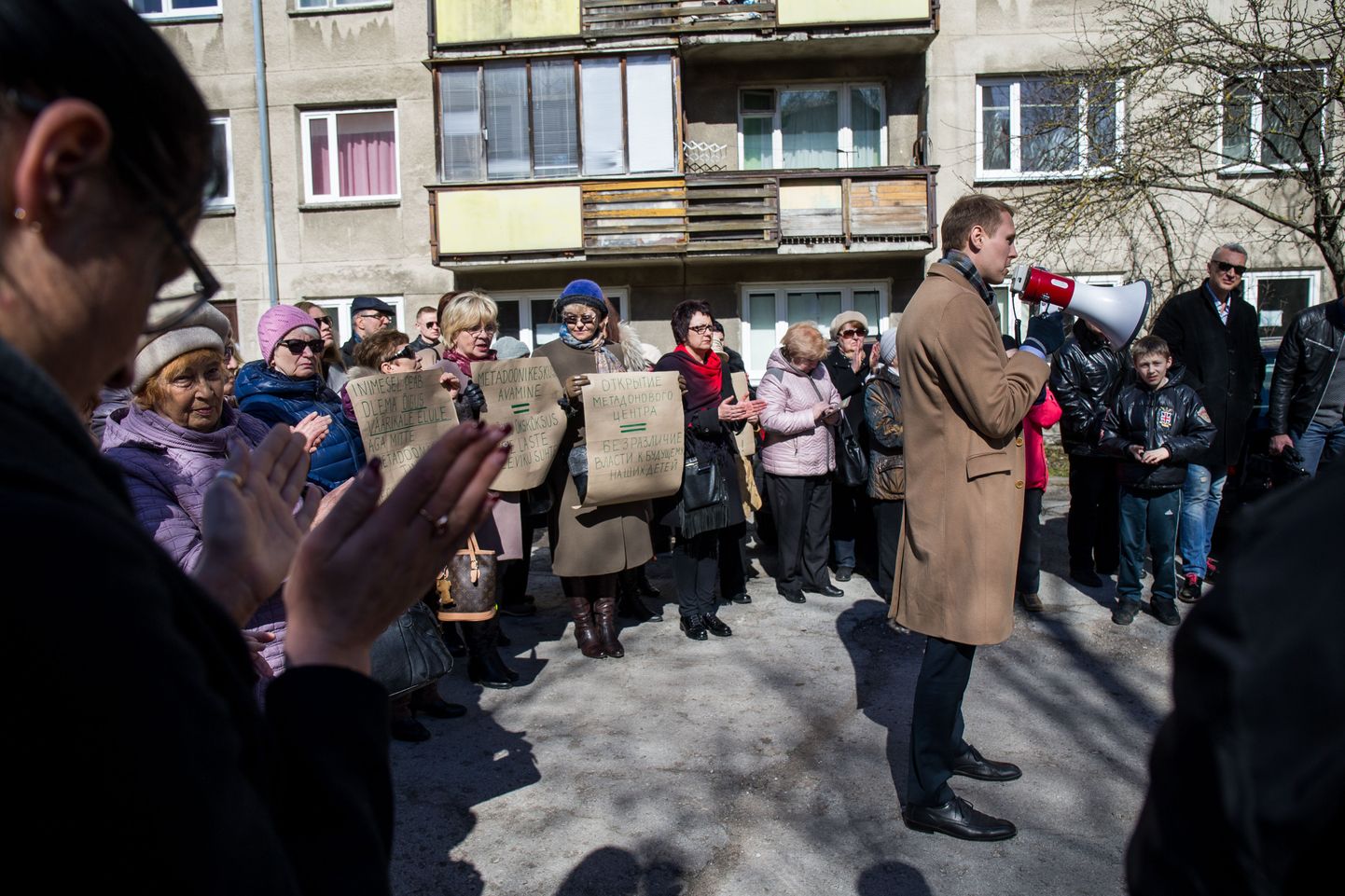 Elanikud protestivad Sitsi tänavale rajatava süstlavahetuspunkti vastu, neid toetab linnaosavanem Raimond Kaljulaid.
