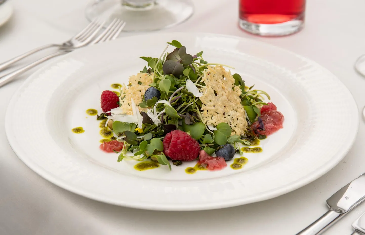 Kitsejuustusalat rabarberikastmega. Foto Eero Vabamägi, Postimees FOTO: Eero Vabamägi