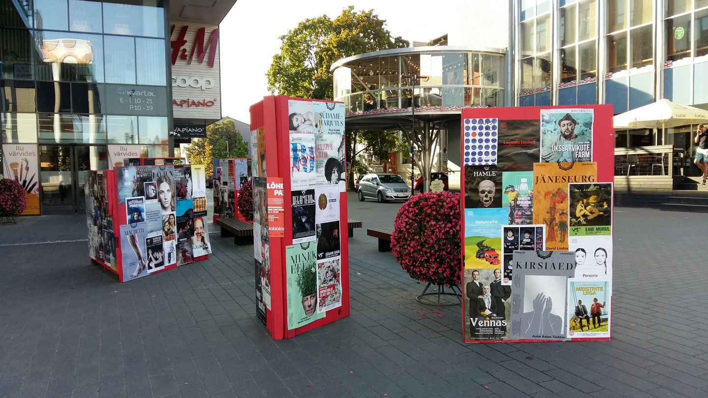 Lavastusi reklaamivad plakatid Kvartali kõrval.