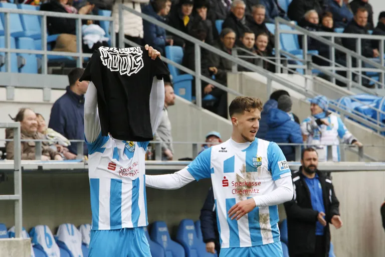Jalgpalliklubi Chemnitzer FC mängija Daniel Frahn tõstis mängu ajal õhku huligaane toetava särgi.