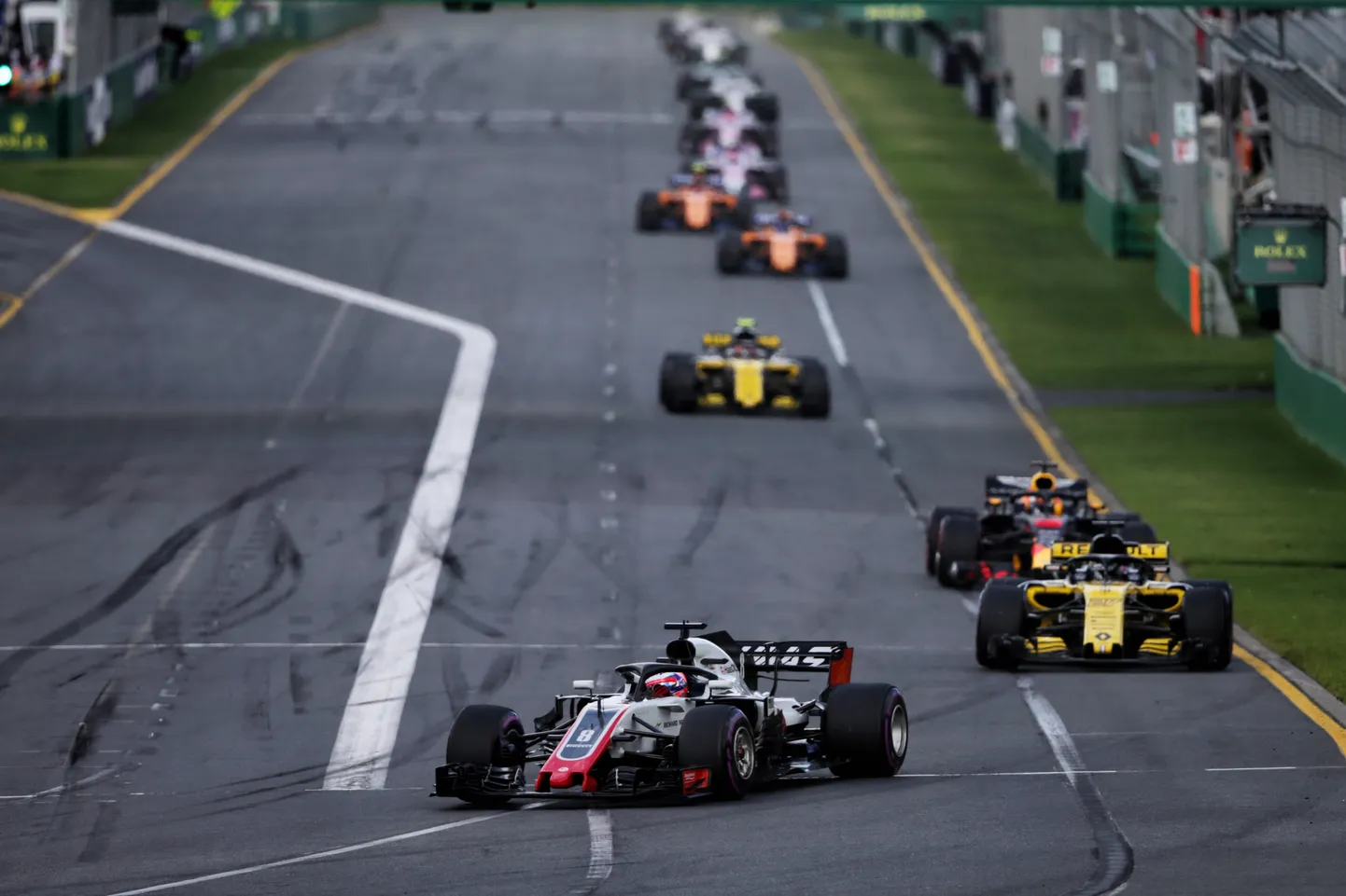 Kas Haas (esiplaanil) on teisi F1-karuselli keskmikke edestamas Ferrari keelatud abi tõttu?