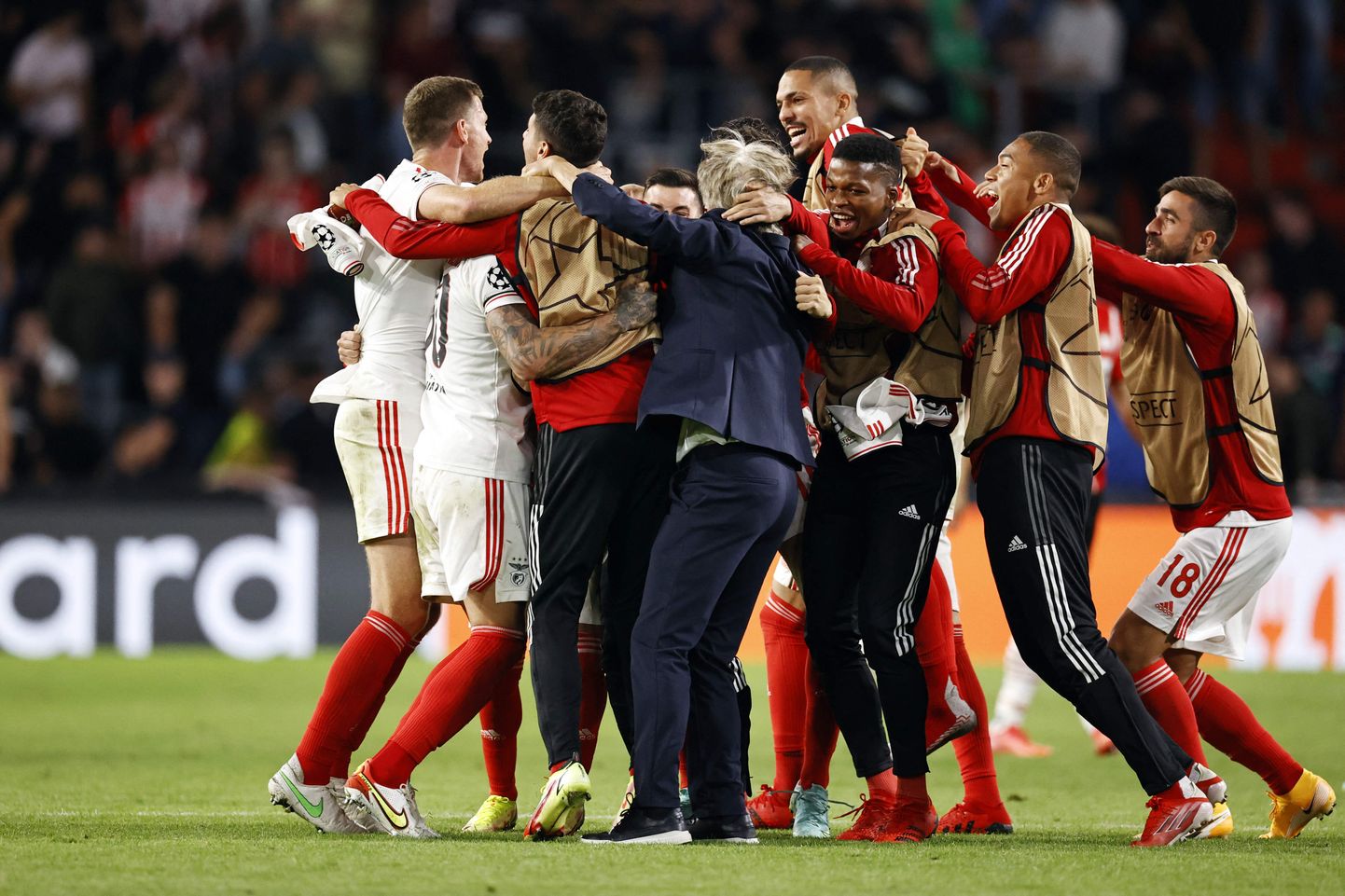 Portugali klubi Lissaboni Benfica mängijad rõõmustavas Eindhoveni PSV vastu löödud värava üle.