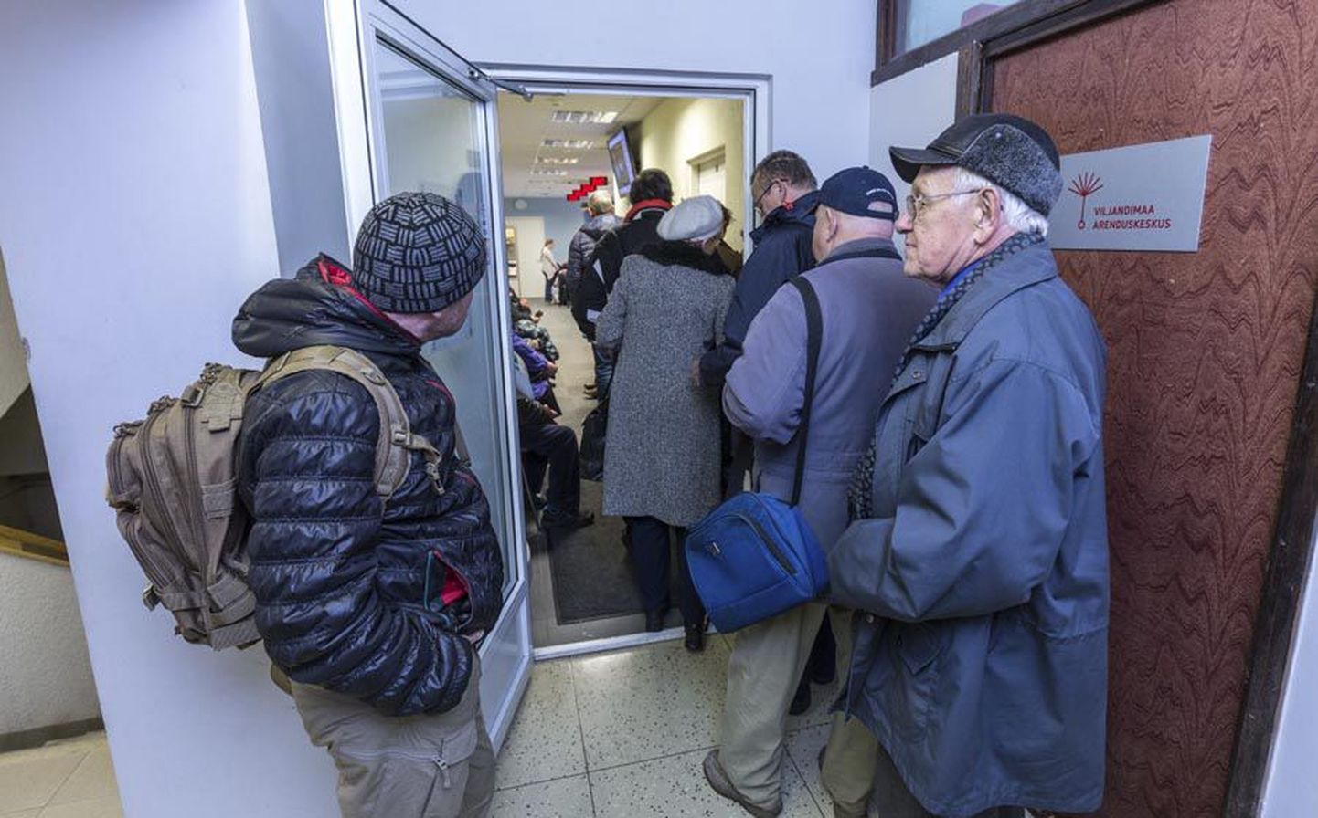 Kolmapäeva ennelõunal oli Viljandi politsei- ja piirivalveameti teenindusbüroosse ID-kaartide sertifikaate tulnud uuendama nii palju inimesi, et järjekord ulatus uksest välja.