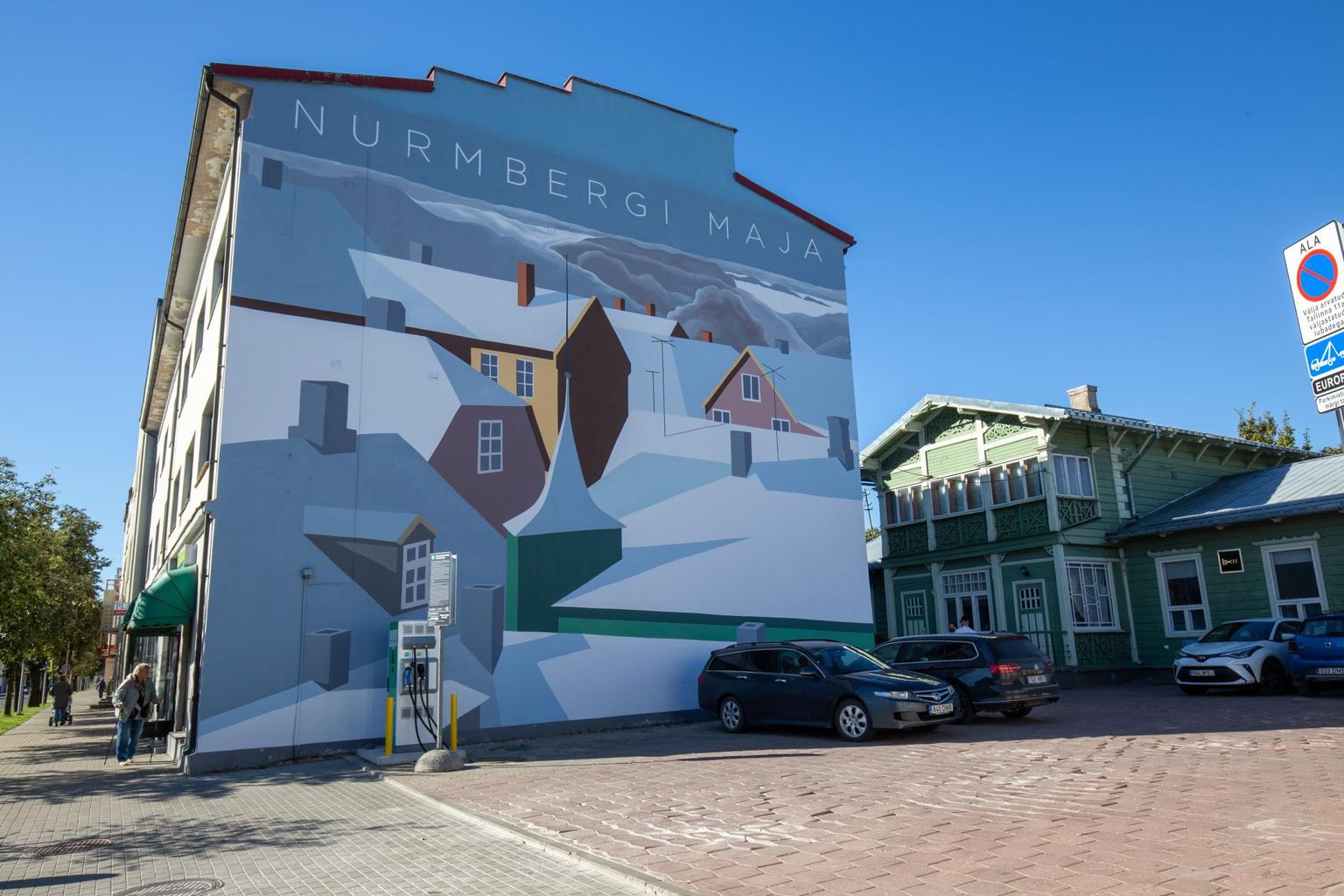 Viljandi peatänava äärse Nurmbergi maja otsaseina kaunistav suur seinamaal sai lõpuks valmis.