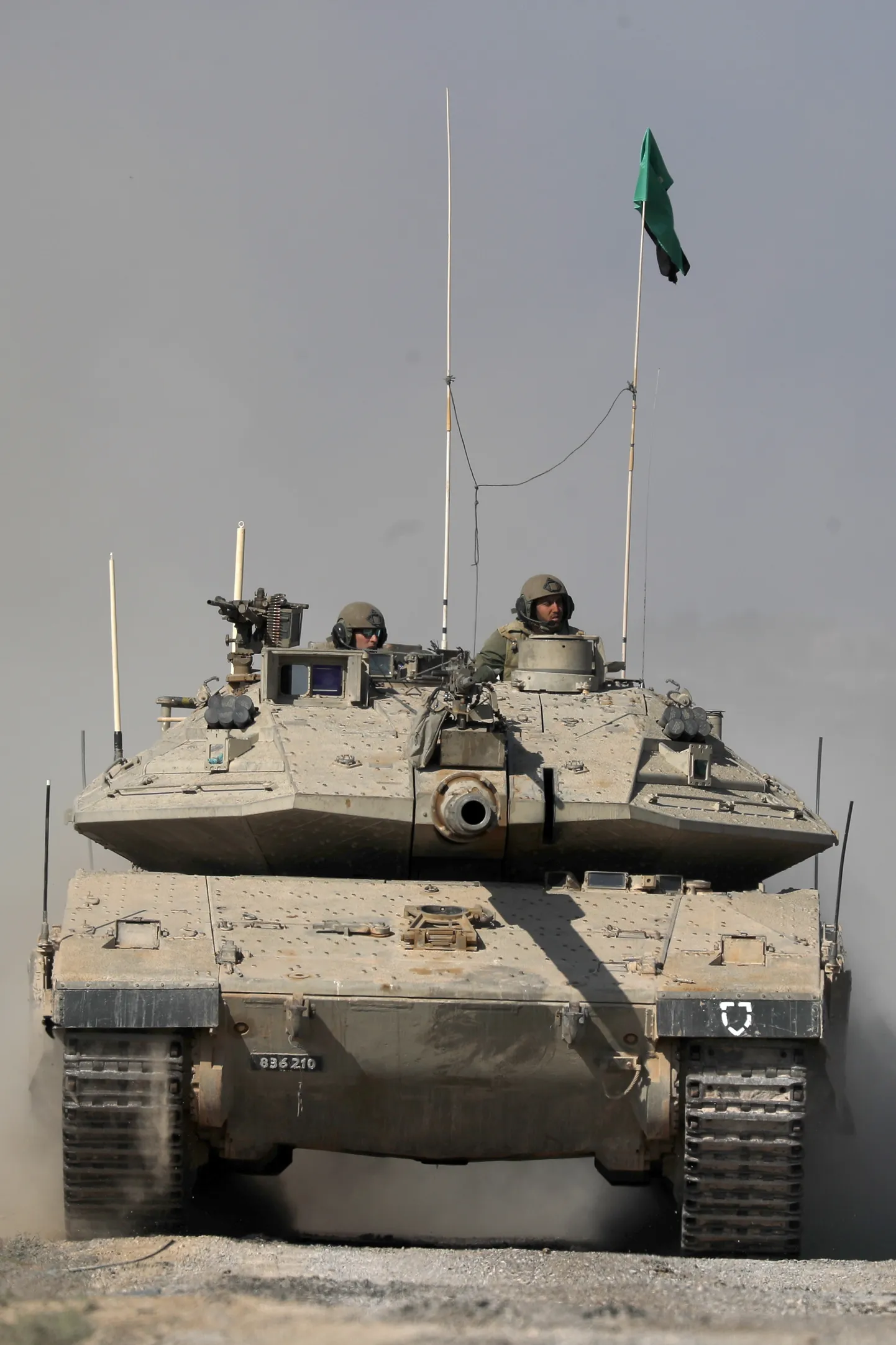 Боевой танк «Меркава» ЦАХАЛа маневрирует в районе границы с сектором Газа, юг Израиля, 13 октября 2023 года.