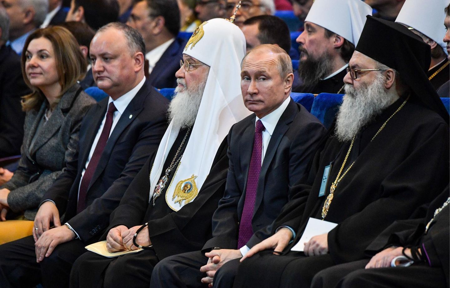 Moldova president Igor Dodon (vasakult teine) käis hiljuti Moskvas, kus tähistati kümnendi möödumist patriarh Kirilli (fotol vasakult kolmas) saamisest Vene õigeusukiriku etteotsa. Patriarhi teisel käel istus Vene president Vladimir Putin. 