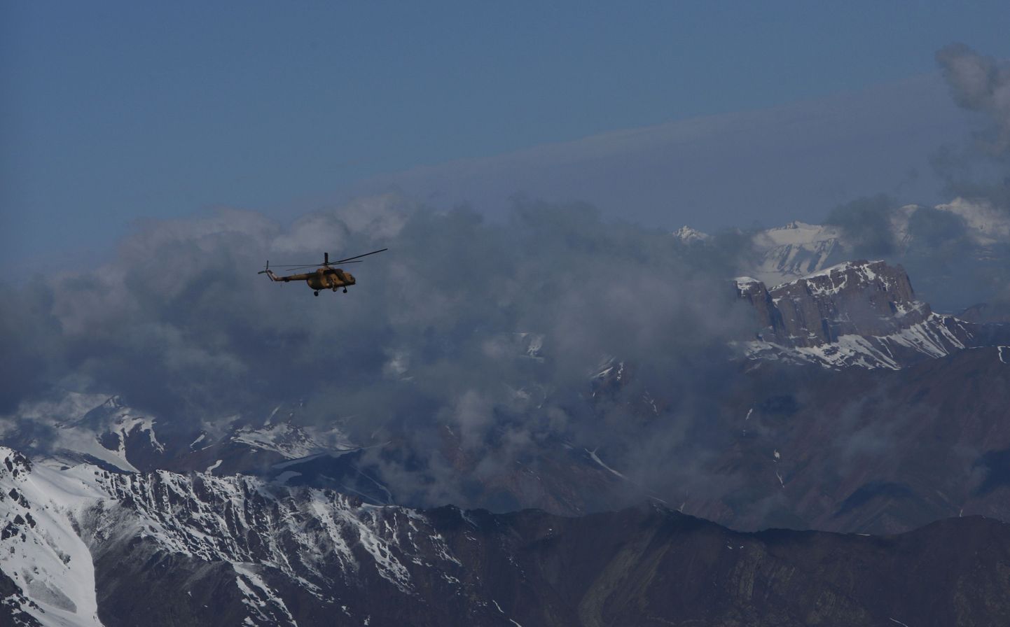 Afganistani sõjaväekopter otsib mägedest AN-24 vrakki.