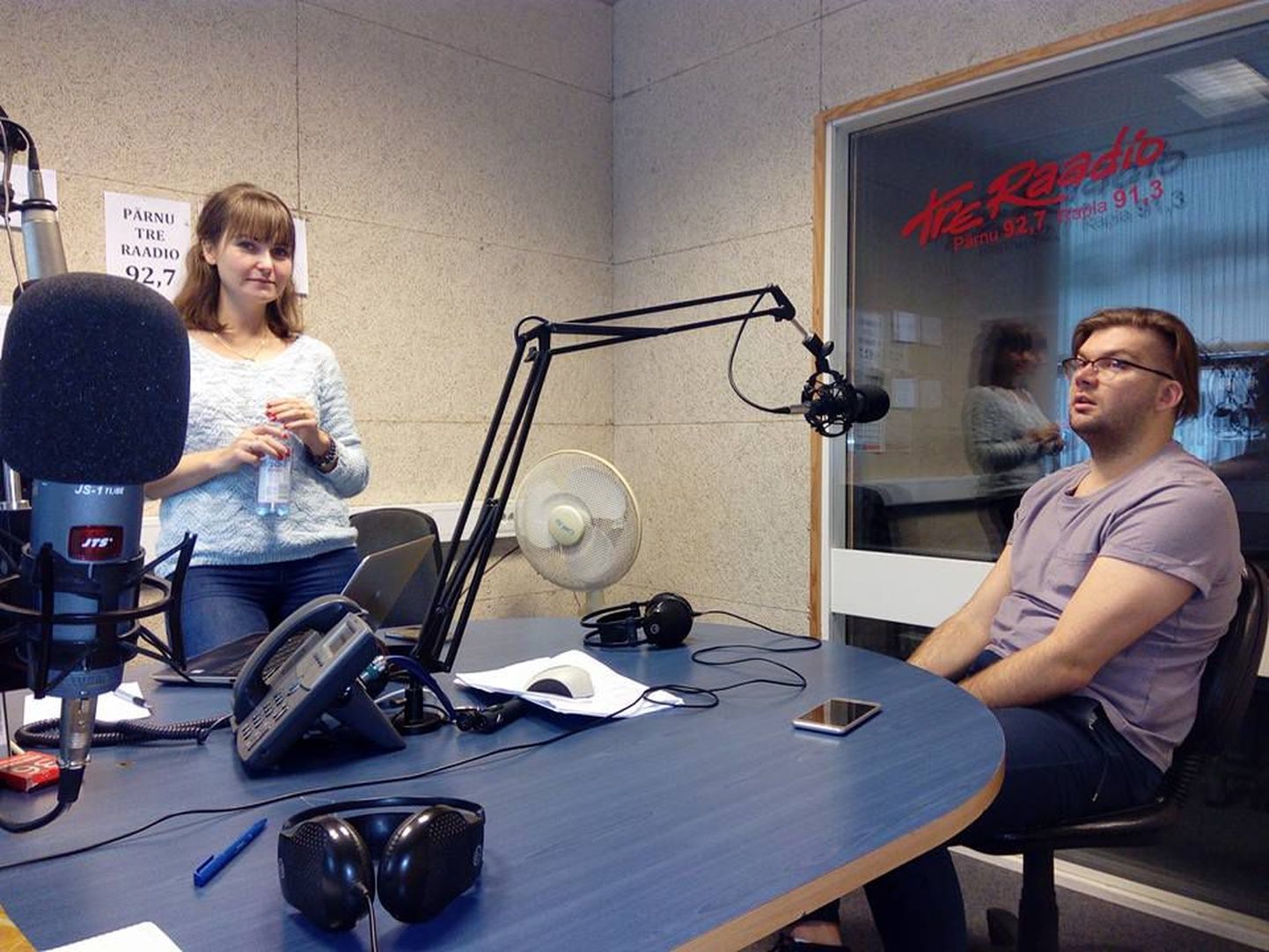 Regina Atka-Jaakson ja Lauri Habakuk Tre Raadio Pärnu stuudios saate "Aktuaalne Pärnumaal" eel.