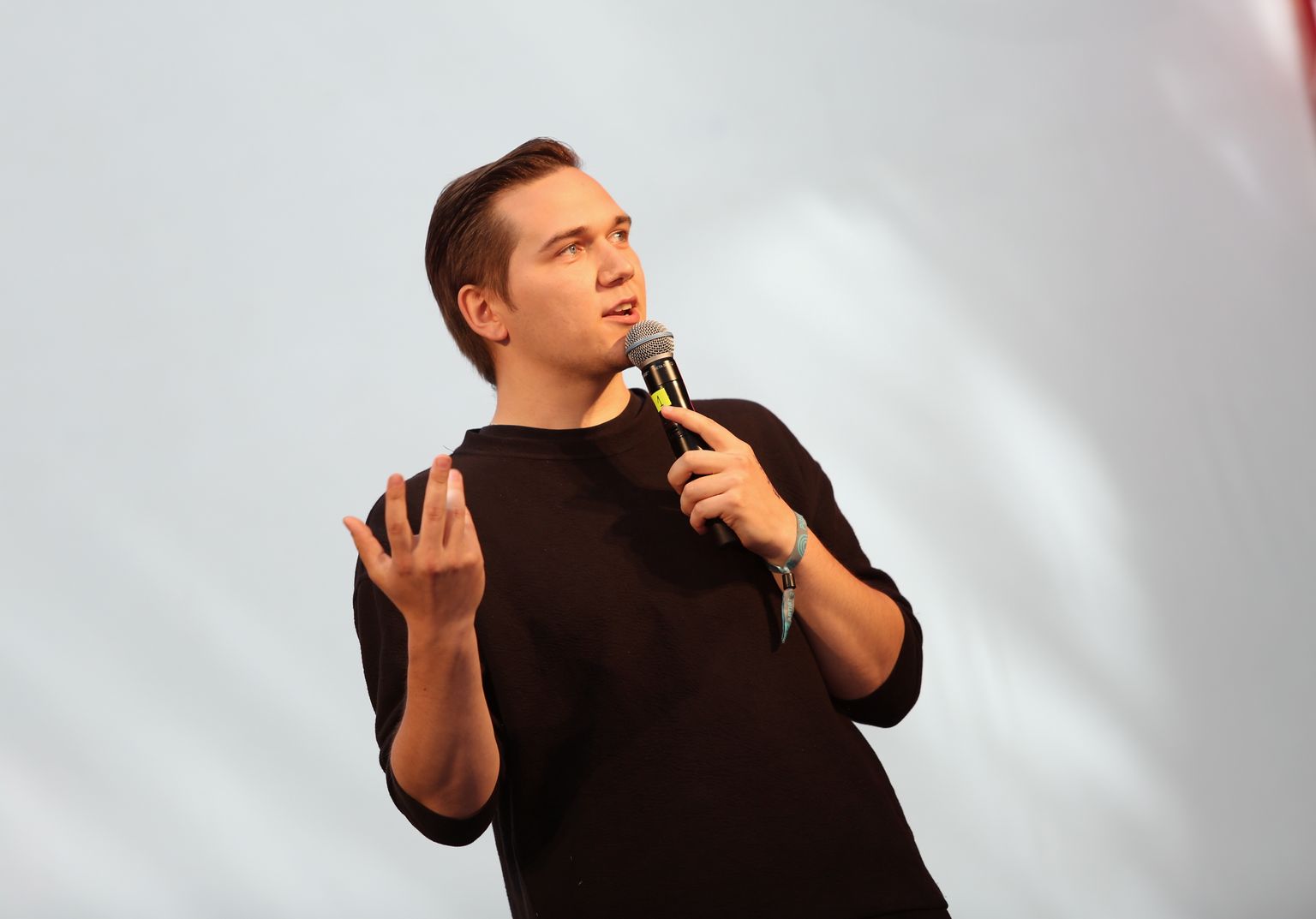 Komiķis Kalvis Troska uzstājās festivālā "Positivus" Salacgrīvā.