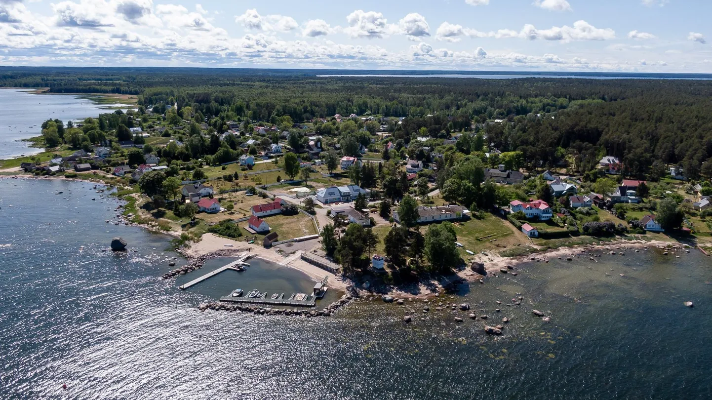 Käsmu küla. Valla rahakoti täitmiseks pannakse müüki elamumaid ka Käsmu kandis.