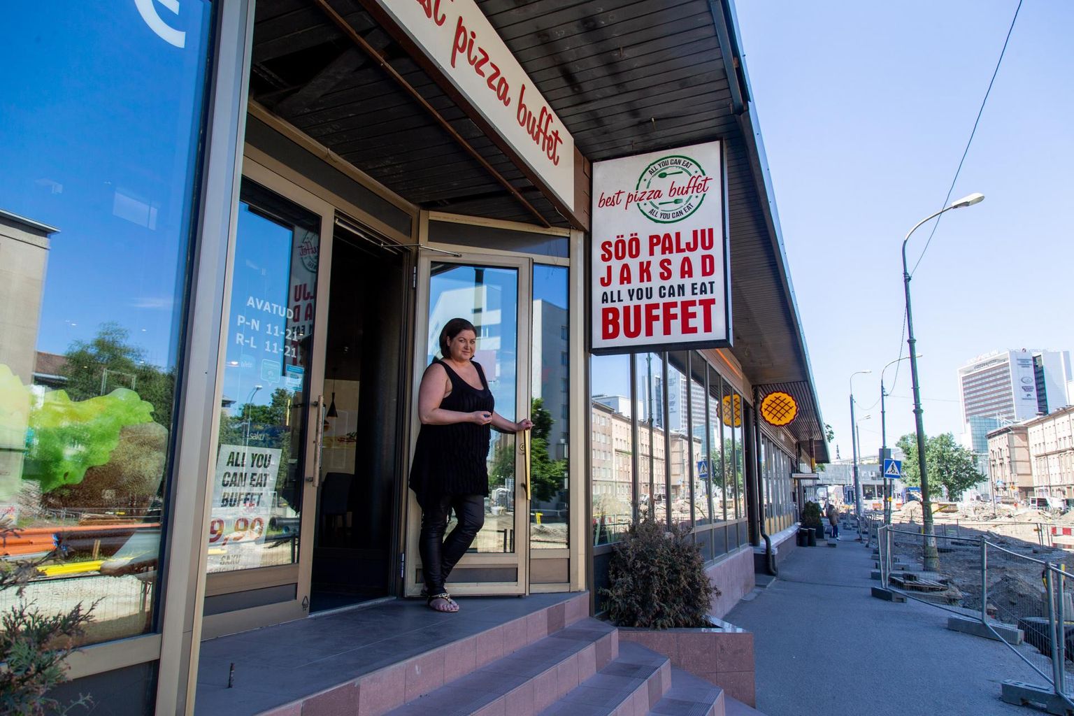 Restorani Best pizza buffet juht Tiia Schapel toidukoha ees.