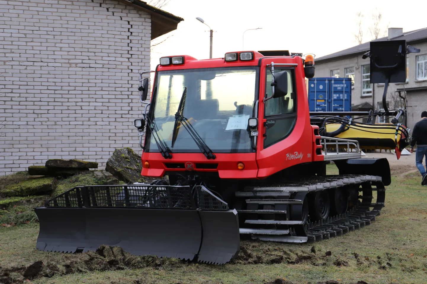 Valgamaale Lüllemäe külla kohale uus rajatraktor PistenBully 100, mille eesmärk on lumme märkida murdmaasuusatamiseks vajalikud sõidurajad.