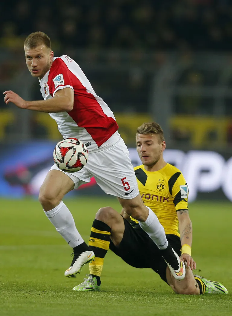 Augsburg alistas võõrsil 1:0 Dortmundi Borussia. Ragnar Klavan (vasakul) võitleb Dortmundi ründaja Ciro Immobilega. Foto: