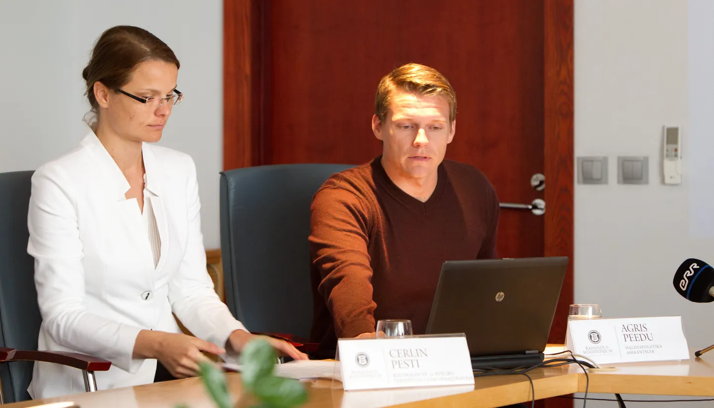 Avaliku teenistuse aastaraamatut tutvustasid Cerlin Pesti ja Agris Peedu rahandusministeeriumist.