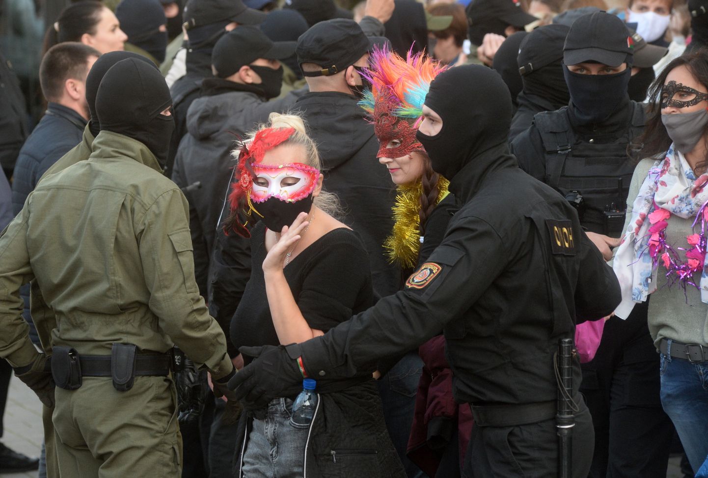 Paljud naised tulid eile Minskis Valgevene opositsiooni toetuseks marssima uhketes ja sädelevates maskides. Miilits vahistas mitusada protestijat.