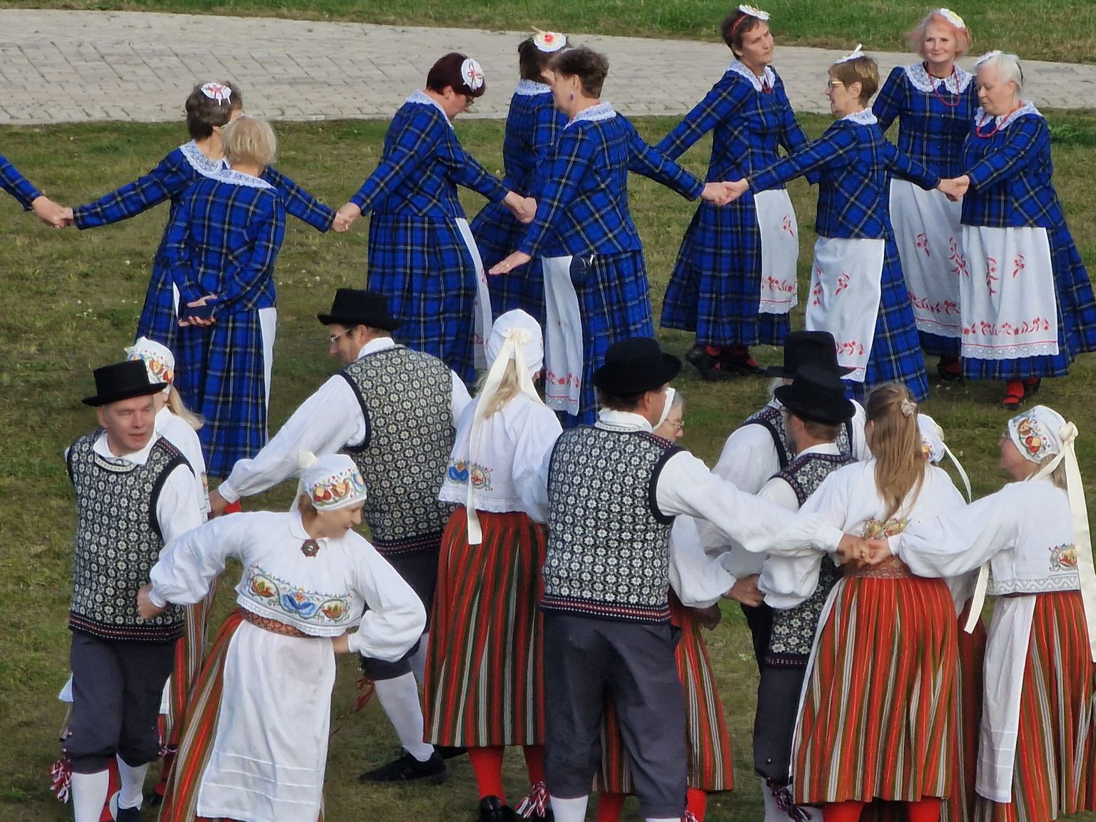 Праздник в разгаре. Эстонский народный танец подготовлен по системе Улло Тооми.
