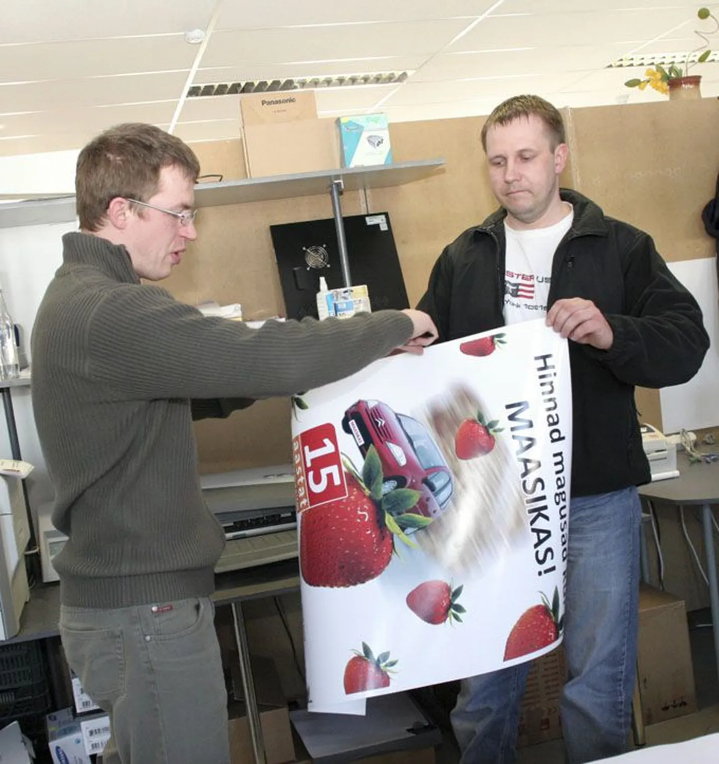 Janek Seidelberg (vasakul) ja Ivo Inno valmistavad Mikromaailma 15. sünnipäeva plakateid tehnika viimase sõna järgi. Värvide kirkus ja trükikvaliteet on muljetavaldavad.