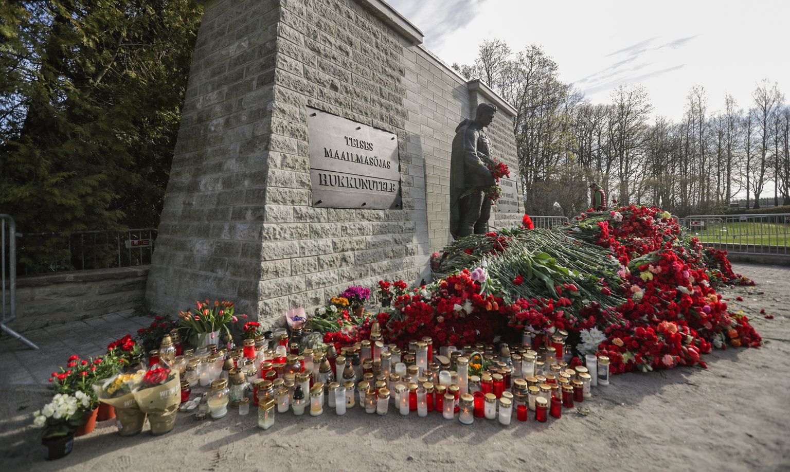 Kaitseväe kalmistule pronkssõduri juurde toodud lilled 10. mai hommikul