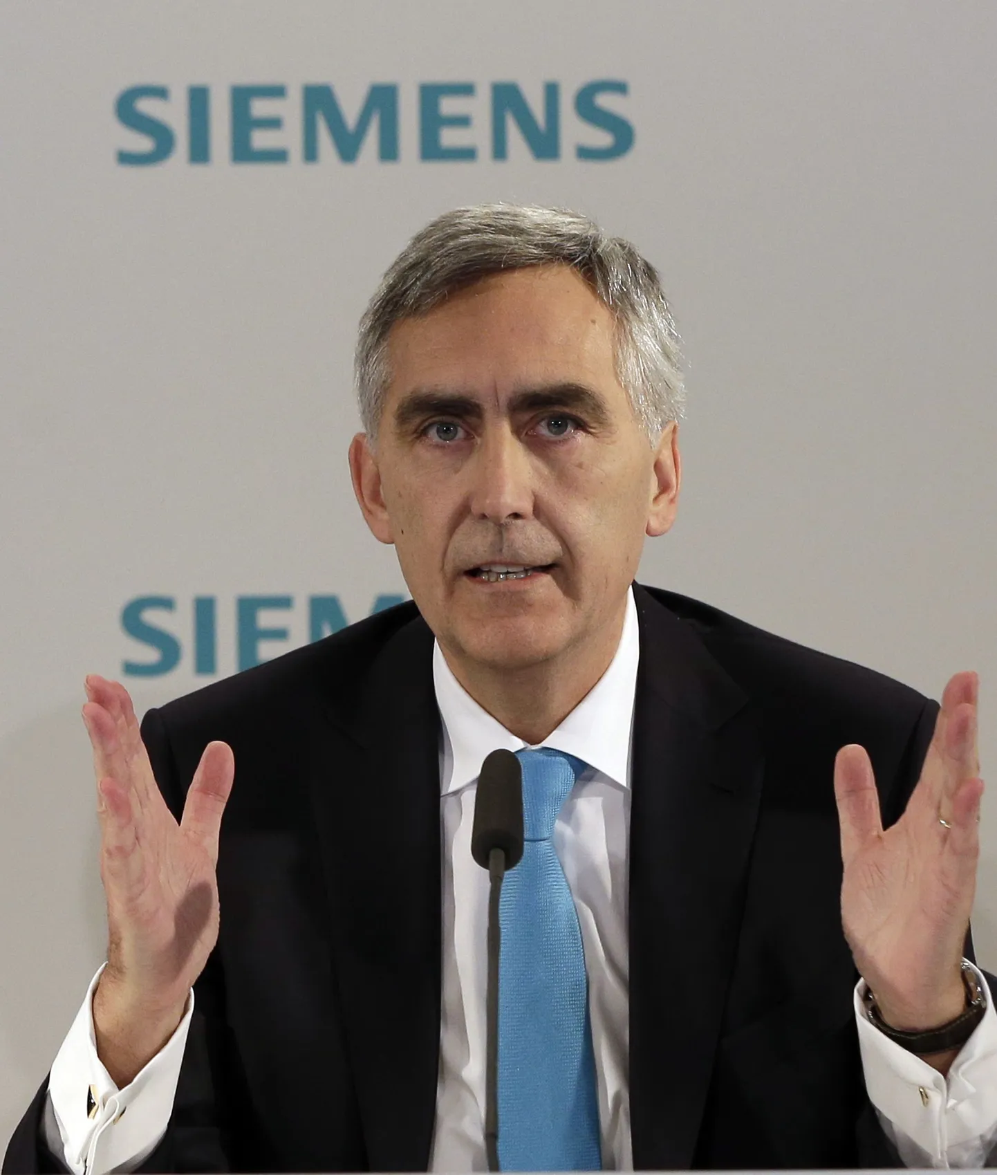 FILE In this Jan. 23, 2013 file picture Peter Loescher, CEO of German industrial conglomerate Siemens, listens questions of journalists during a news conference prior to the annual shareholder meeting in Munich, southern Germany. German engineering giant Siemens AG says it will be replacing its chief executive, who has drawn the ire of shareholders by failing to meet profit targets.  Siemens said in a statement late Saturday July 27, 2013  that its board will meet Wednesday to "decide on the early departure of the president and CEO" Peter Loescher.  (AP Photo/Matthias Schrader,File) / SCANPIX Code: 436