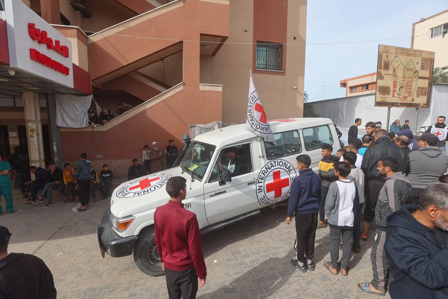 Töötajad Nasseri haiglas maha laadimas Punase Risti meditsiinitarvikuid 9. detsembril 2023.