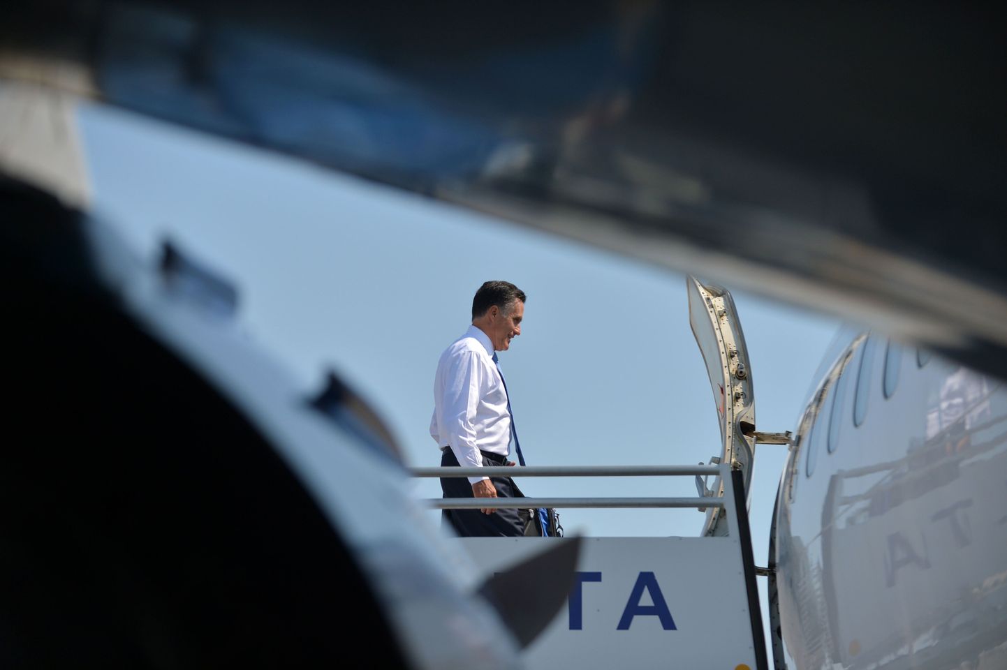 Mitt Romney: tulekahju puhul peaks saama lennuki aknaid avada