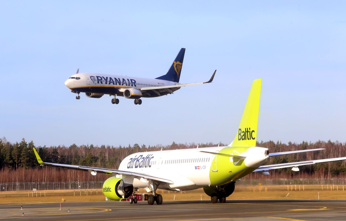 "airBaltic" un "Ryanair" lidmašīnas starptautiskajā lidostā "Rīga".