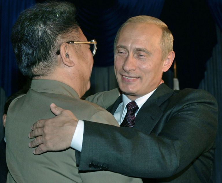 Путин обнимает лидера Северной Кореи Ким Чен Ира, Август 2002 года