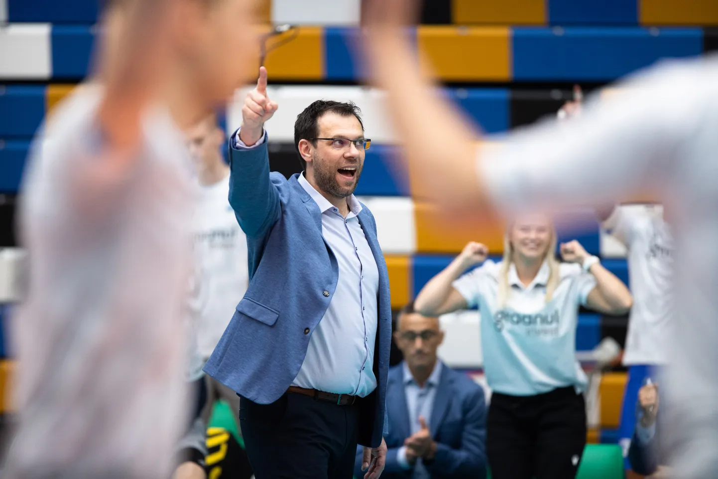 Peatreener Cédric Énard rõõmustamas Eesti koondise võidu üle.