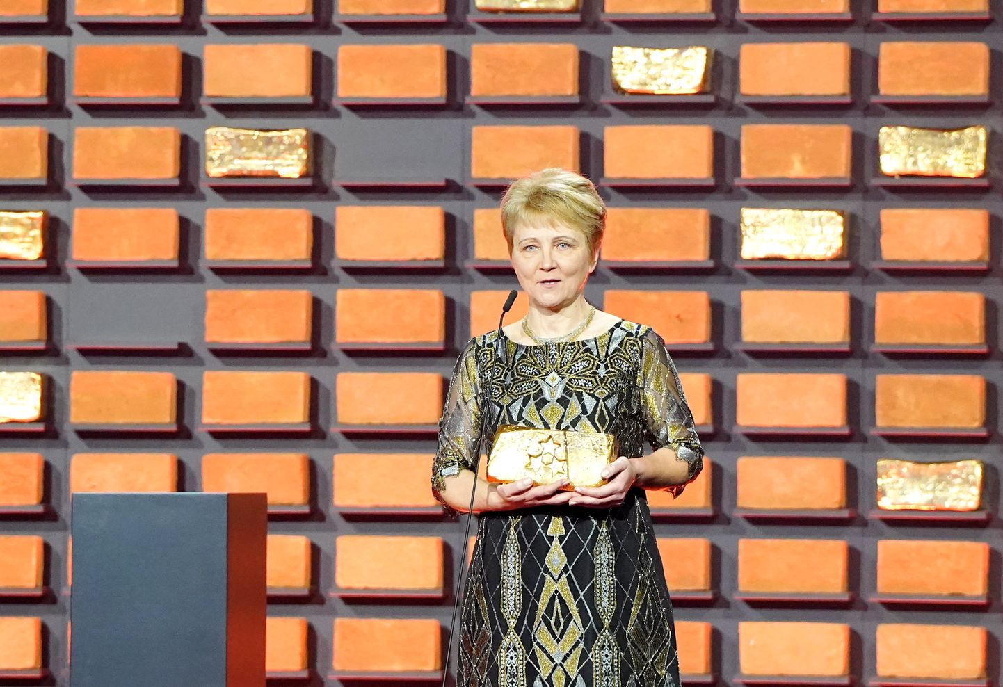 Gulbenes novada vidusskolas sporta skolotāja Sarmīte Gobiņa ar saņemto balvu nominācijā "Gada sporta skolotājs 2022"