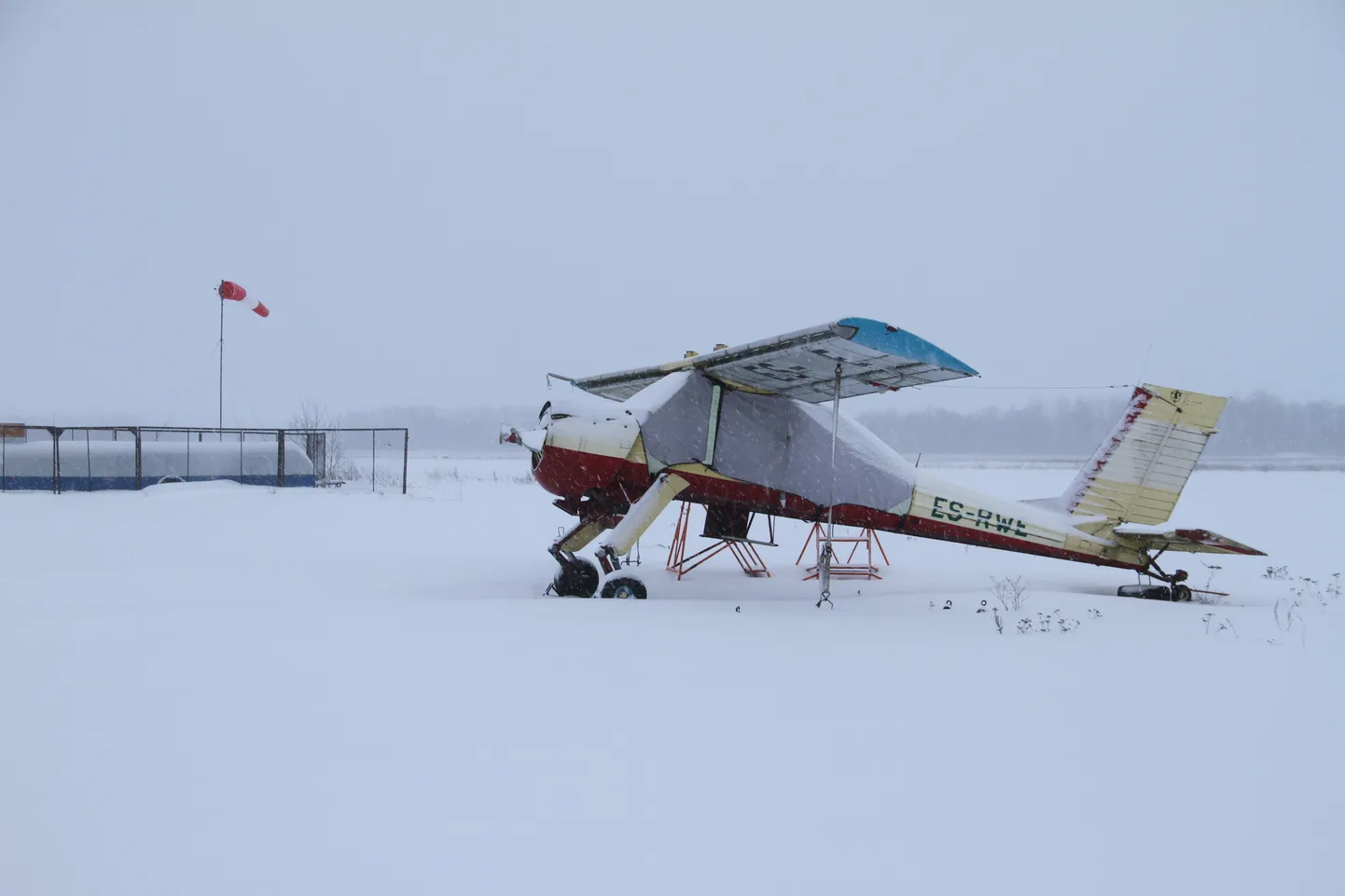 Маленький частный самолет зимует у летного поля около поселка Ольгина под Нарвой.