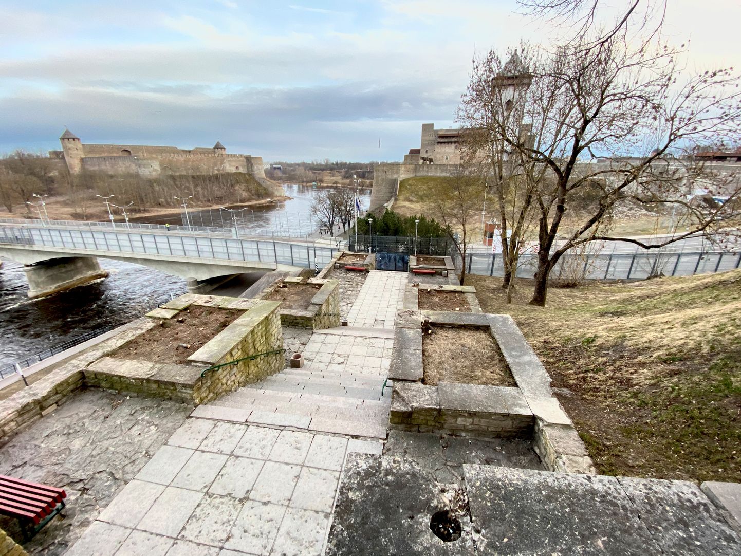 Ülemist ja alumist jõepromenaadi ühendav Narva ajalooline Hahni trepp puhastati lokkama hakanud mändidest. Tänu sellele muutus vaade piirijõele ja sealsetele linnustele senisest vabamaks ja avaramaks.