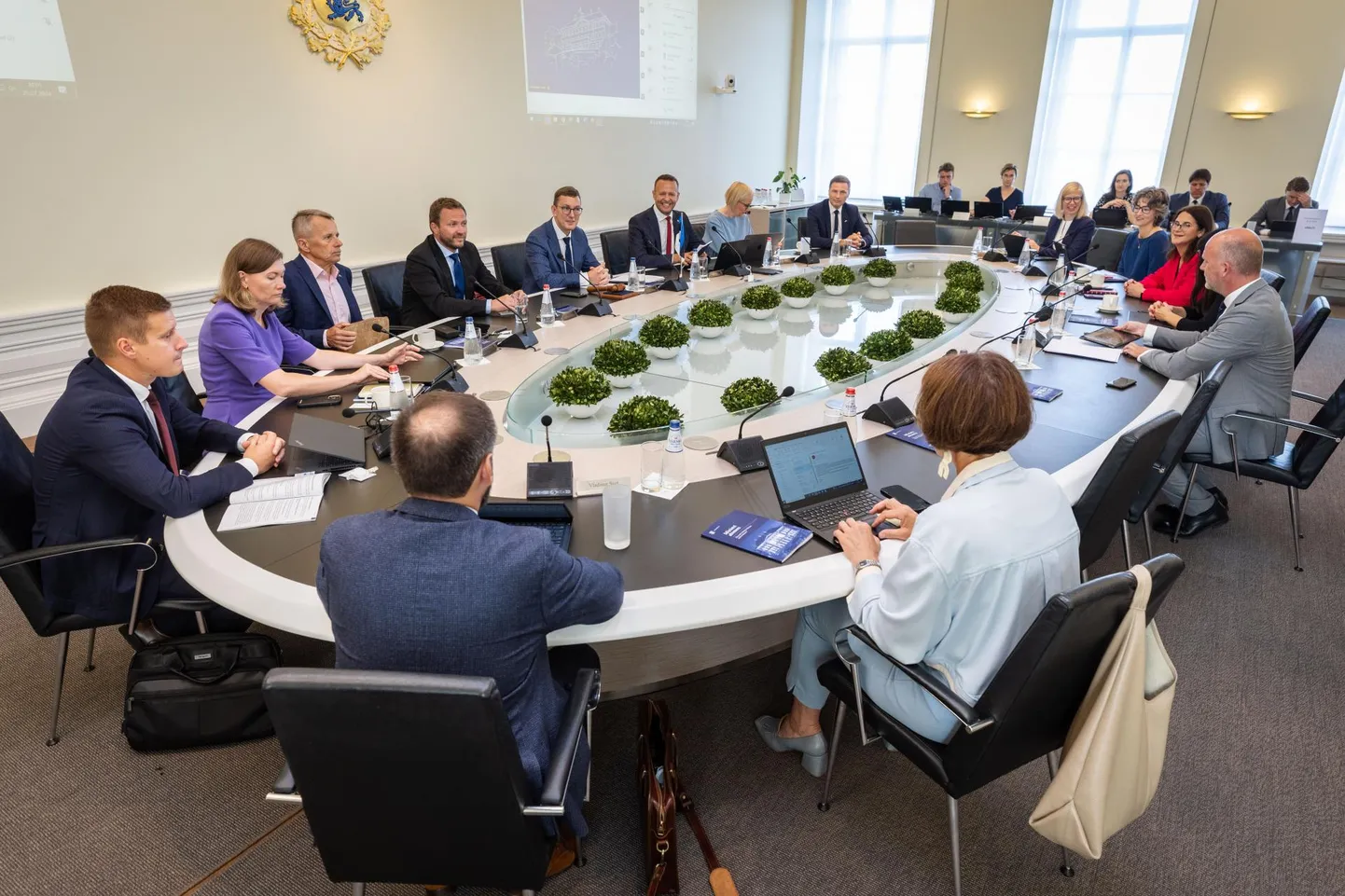 Riigi rahanduse seis on õudne, ütleb rahandusminister Jürgen Ligi. Sisuline väljapääs nõuaks pensionite, toetuste ja tervishoiu kallale minemist. Seda aga ei tehta.