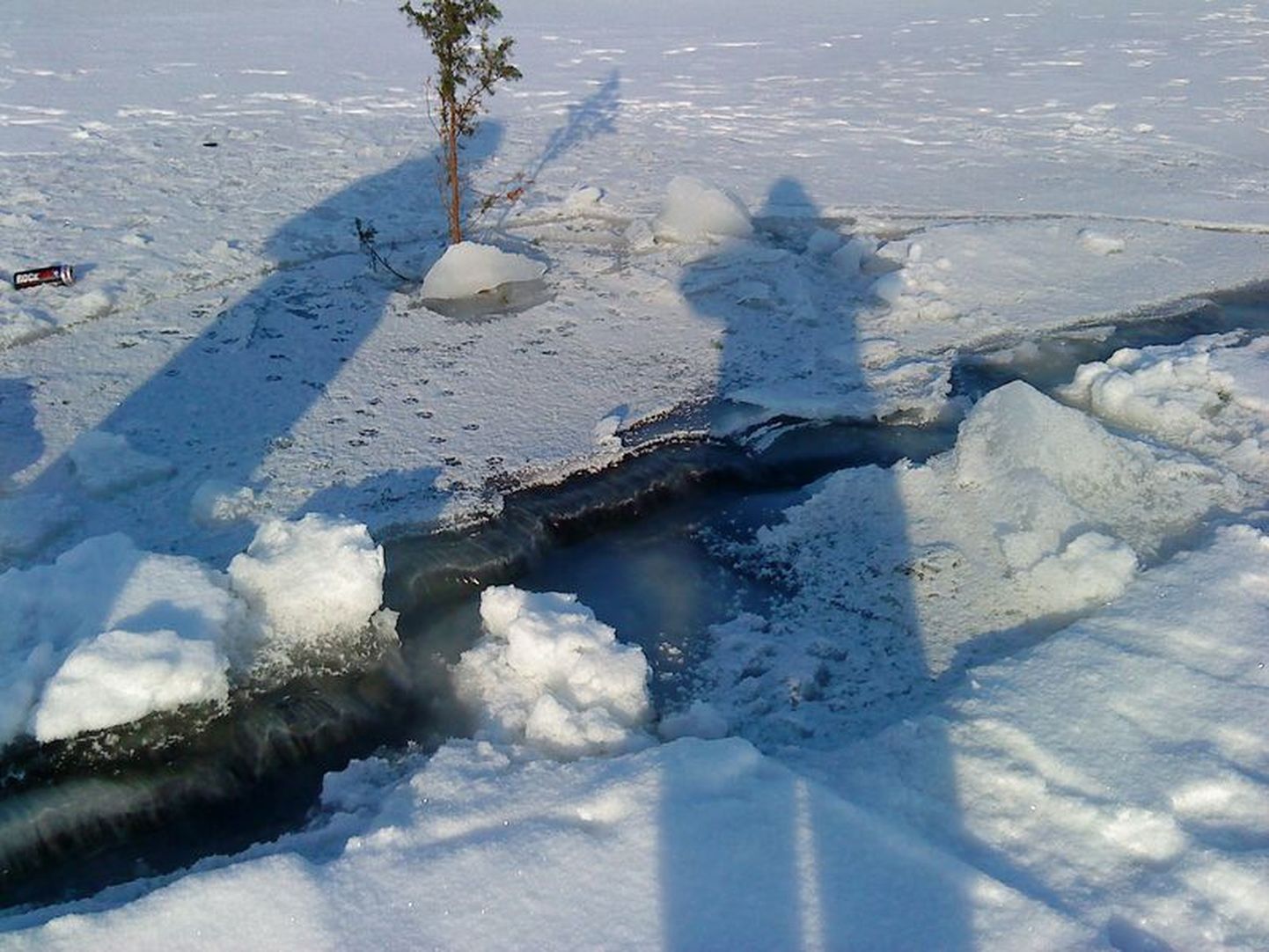 Õnnetus Kessulaiul 12. veebruaril 2011. Lumel on näha sõidujälgi kuni jääpraoni.