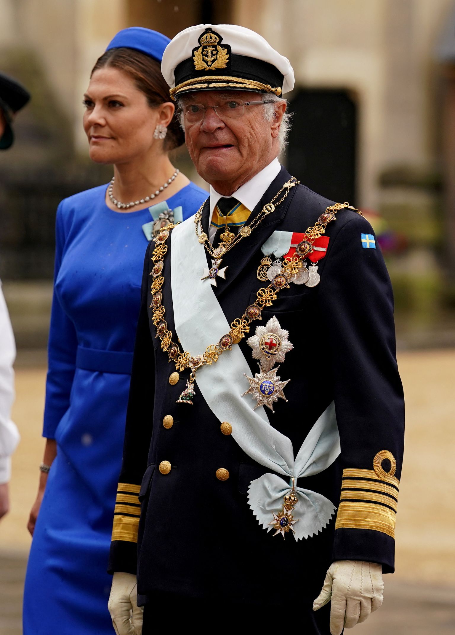 Rootsi kuningas Carl XVI Gustaf koos kroonprintsess Victoriaga 6. mail 2023 Suurbritannias Londonis suundumas Westminster Abbeysse Briti kuninga Charles III kroonimistseremooniale