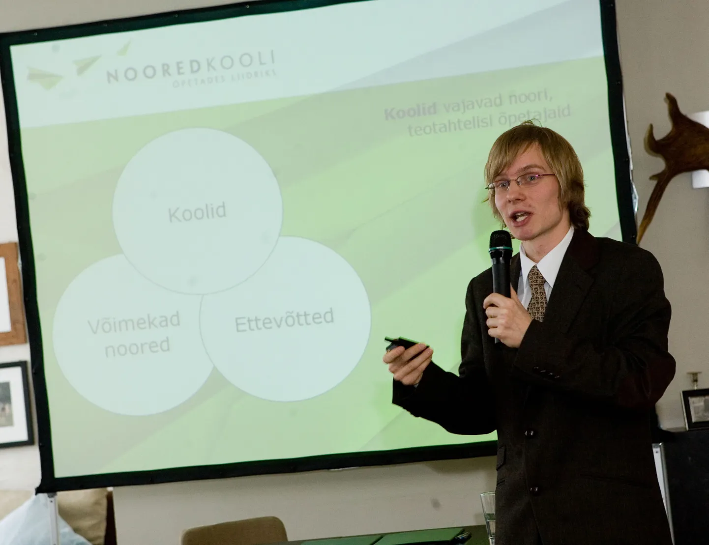 Projekti Noored Kooli esitlus 2007. aastal. Pildil Artur Taevere, kes on projekti üks algatajatest.