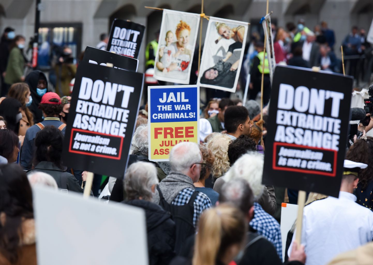 WikiLeaksi asutaja Julian Assange poolehoidjad Londoni Old Bailey kohtu ees meelt avaldamas.