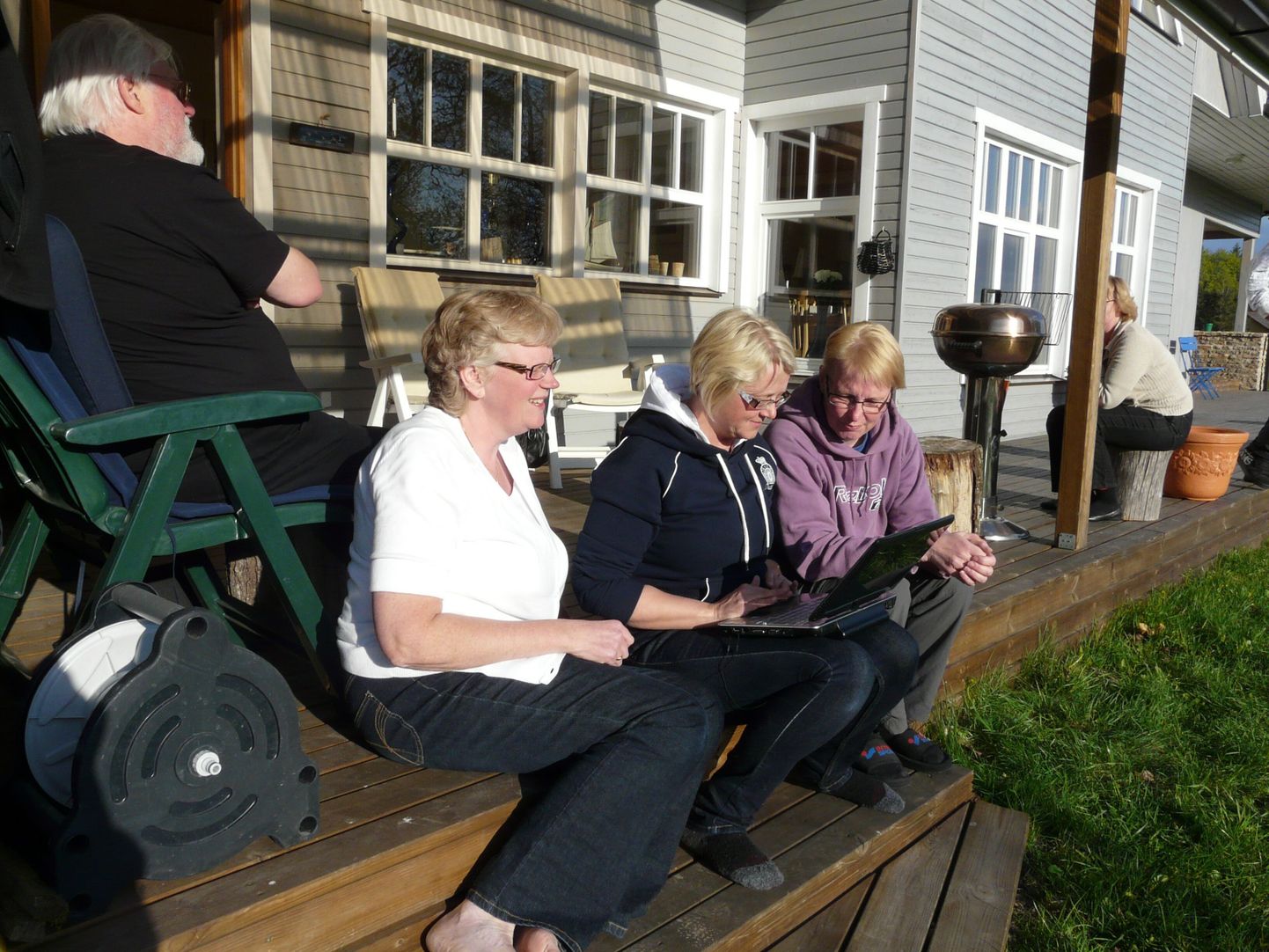 Maria Gerdås (vasakult), Eva Pärt-Enander ja Sussi Mihlberg tunnistasid, et eesti keele õppimine
on küll väga raske, kuid see-eest huvitav ja vajalik, et Eestit tundma õppida.