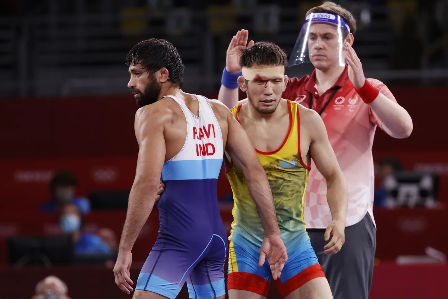 Verd voolas: Indialane Ravi Kumar (vasakul) ja kasahh Nurislam Sanajev (keskel) kuni 57 kiloste meeste vabamaadluse poolfinaalis.