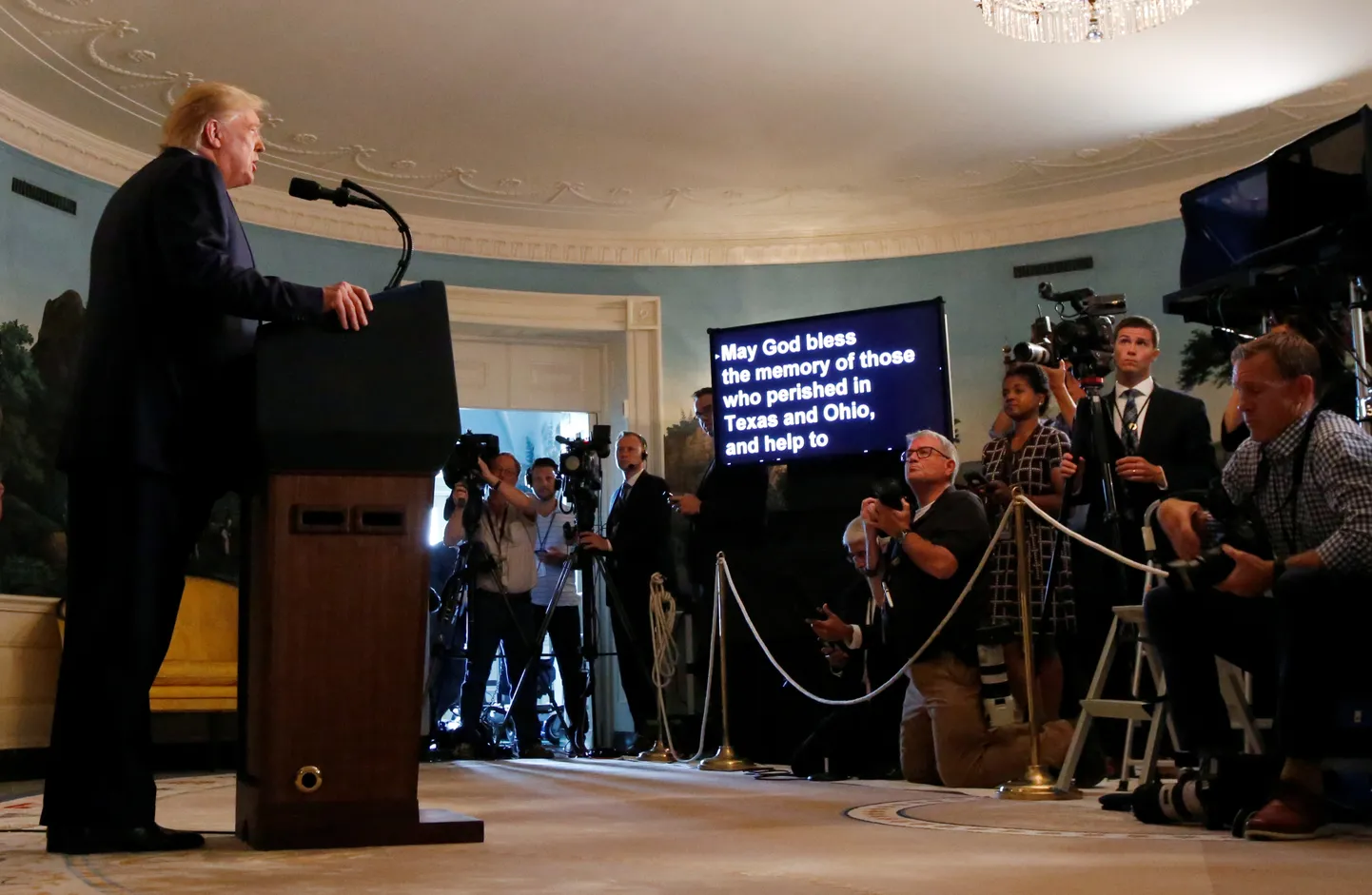 USA president Donald Trump pärast massitulistamisi rahva poole pöördumas.